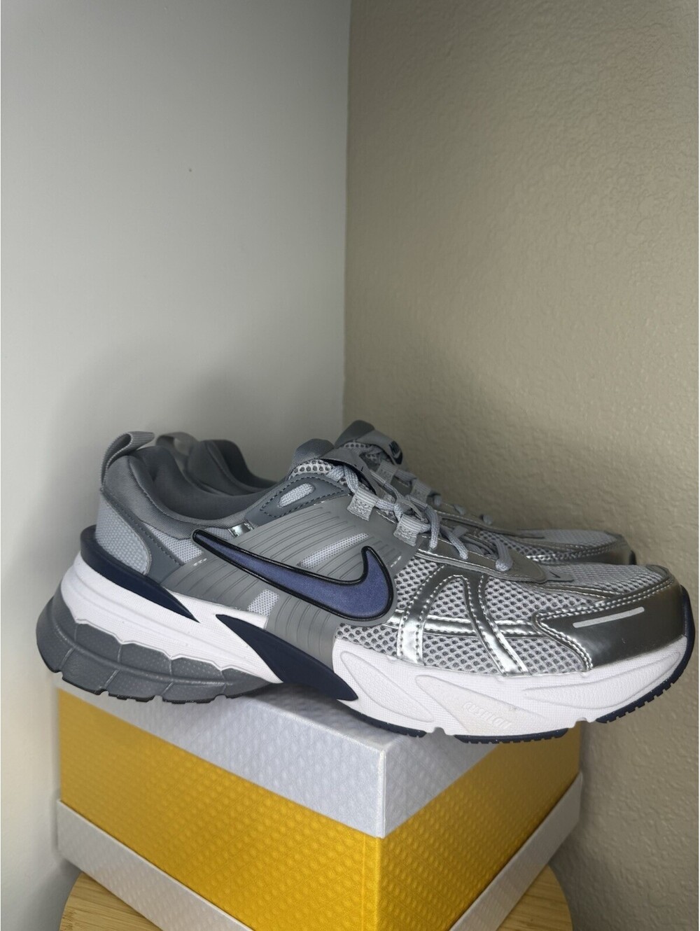 Nike V2K Run Wolf Grey Midnight Navy Men’s 9 Women’s 10.5 HJ4497-002 NWT